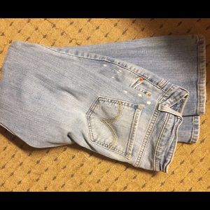 Levi’s boyfriend jeans! Hot hot hot